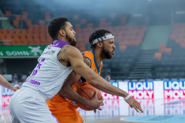 保持阵容竞 保持阵容竞